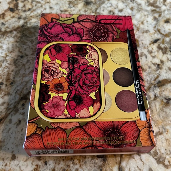 MAC EYESHADOW PALETTE - Brand New in original packaging - What’s The Pointilism. - Picture 3 of 5